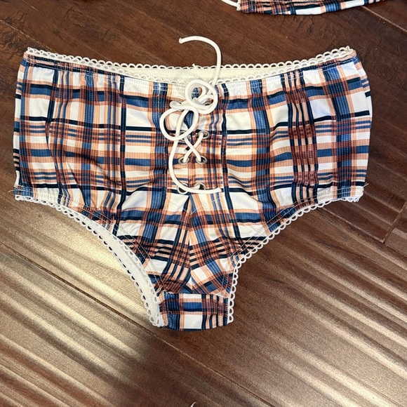 2pc Check print hot bikini top and pant short bikini bottoms size small or XS - Picture 4 of 6